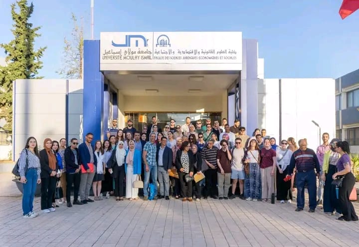 رئيس وأعضاء المنظمة المغربية للطفولة والشباب بمكناس يستقبلون طلبة من كلية السياسة التطبيقية بجامعة Sherbrooke رئيس وأعضاء المنظمة المغربية للطفولة والشباب بمكناس يستقبلون طلبة من كلية السياسة التطبيقية بجامعة Sherbrooke