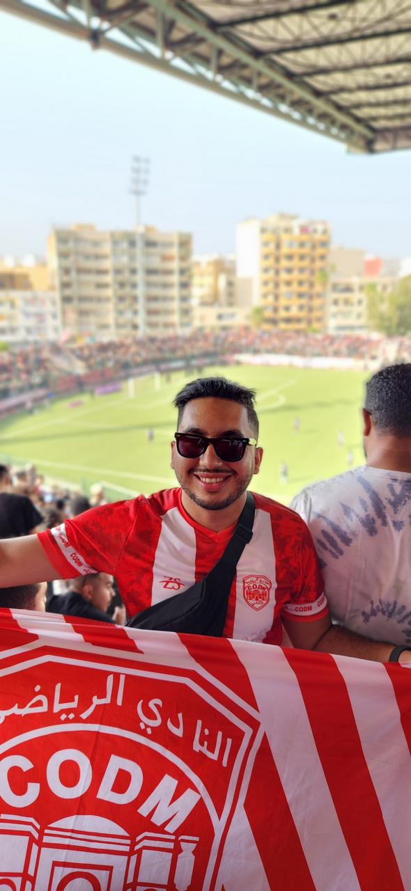 فوزي لقجع  رئيس الجامعة الملكية  المغربية لكرة القدم يهنئ النادي المكناسي بعد صعوده للبطولة الاحترافيةالمغربية