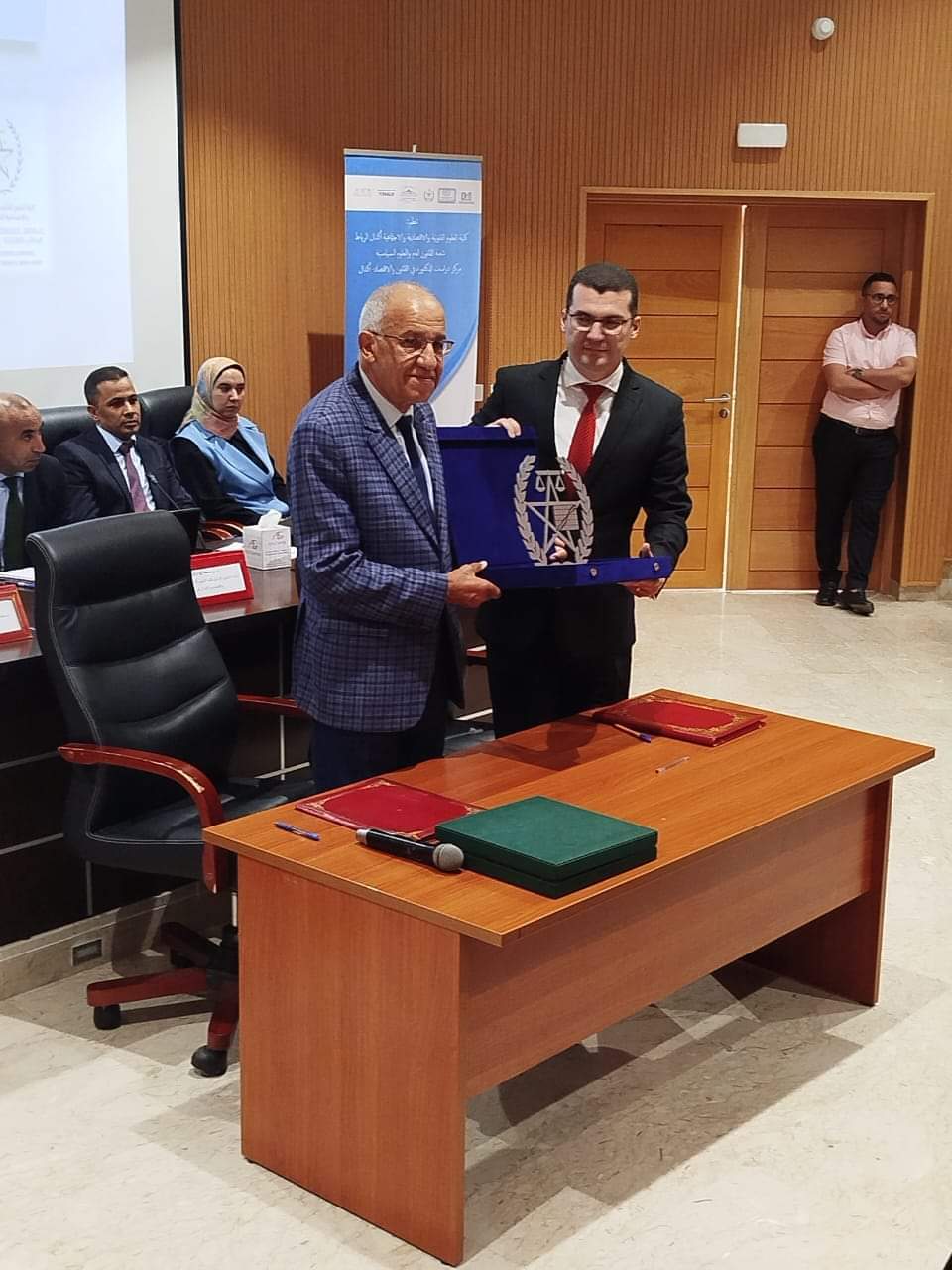 بلاغ صحفي حول توقيع اتفافية شراكة بين نادي قضاة المغرب وكلية العلوم القانونية والاقتصادية والاجتماعية بالرباط بلاغ صحفي حول توقيع اتفافية شراكة بين نادي قضاة المغرب وكلية العلوم القانونية والاقتصادية والاجتماعية بالرباط