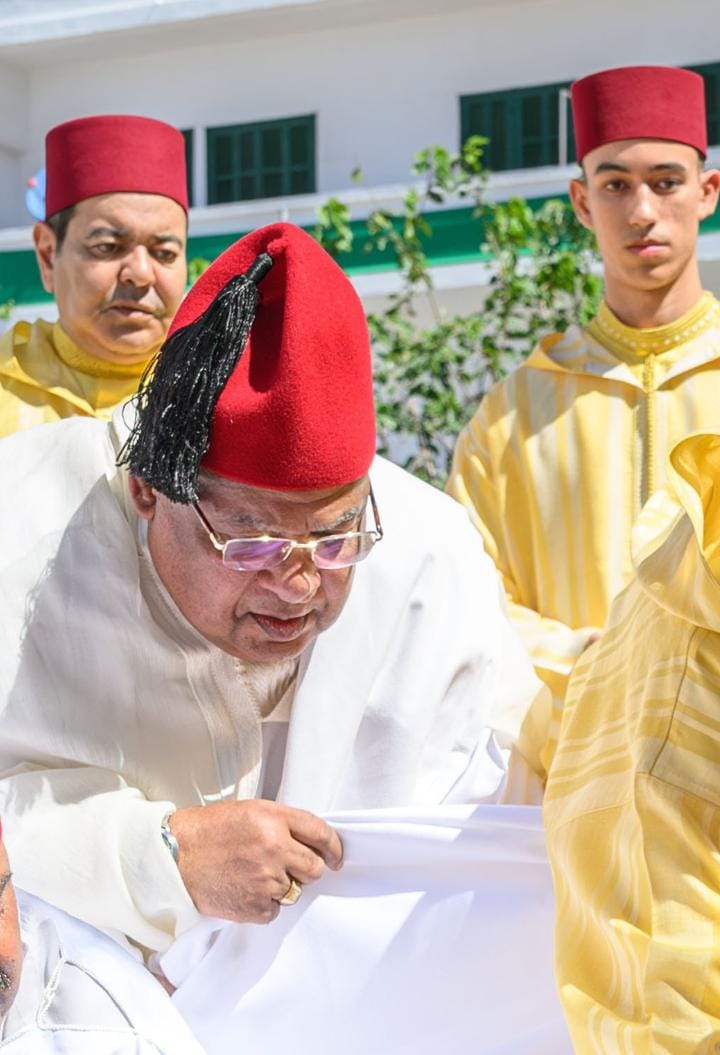 أمير المؤمنين يؤدي صلاة عيد الأضحى المبارك بمسجد الحسن الثاني بتطوان ويتقبل التهاني بهذه المناسبة السعيدة أمير المؤمنين يؤدي صلاة عيد الأضحى المبارك بمسجد الحسن الثاني بتطوان ويتقبل التهاني بهذه المناسبة السعيدة