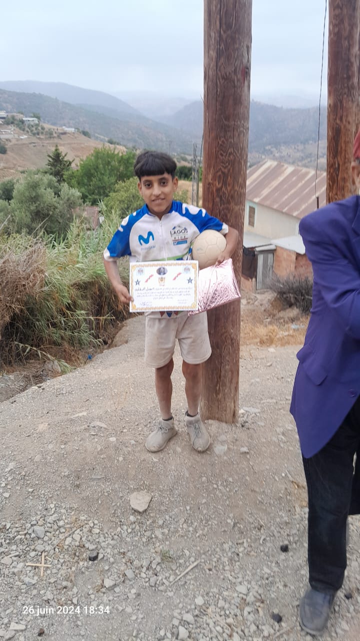 جمعية نور المستقبل للكتب المستعملة بمكناس تنظم حفلا تكريميا على شرف تلاميذ المدرسة الابتدائية اسنتية بدوار قبيلة بني زروال بإقليم تاونات