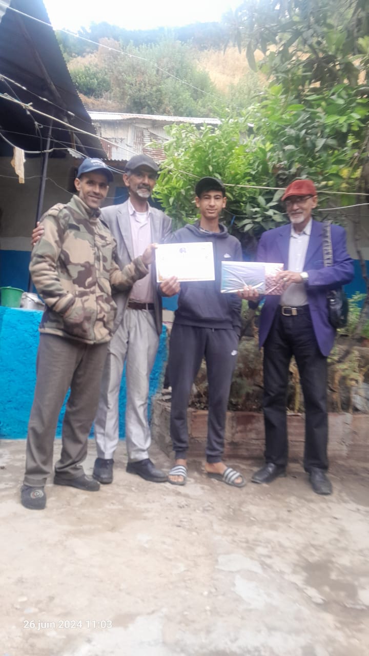 جمعية نور المستقبل للكتب المستعملة بمكناس تنظم حفلا تكريميا على شرف تلاميذ المدرسة الابتدائية اسنتية بدوار قبيلة بني زروال بإقليم تاونات