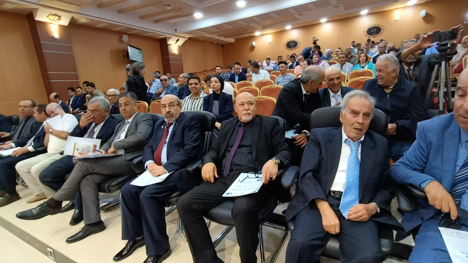 الدعوة لتجويد الإجراءات القانونية وتعزيزها بما يسهل المحاكمة العادلة خلال  يوم دراسي نظمته هيئة المحامين بمكناس