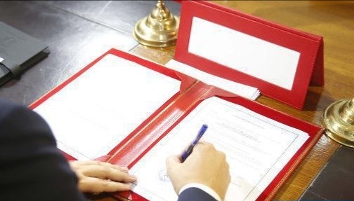التوقيع بالرباط على اتفاقية تعاون وشراكة بين مؤسسة وسيط المملكة ونظيرتها بجمهورية السنغال التوقيع بالرباط على اتفاقية تعاون وشراكة بين مؤسسة وسيط المملكة ونظيرتها بجمهورية السنغال