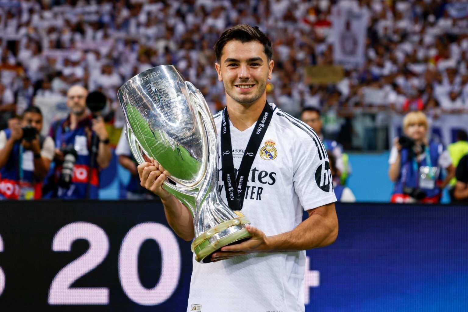 دياز يتوج مع الريال بكأس السوبر الأوروبي ويصبح رابع مغربي يحقق هذا الإنجاز