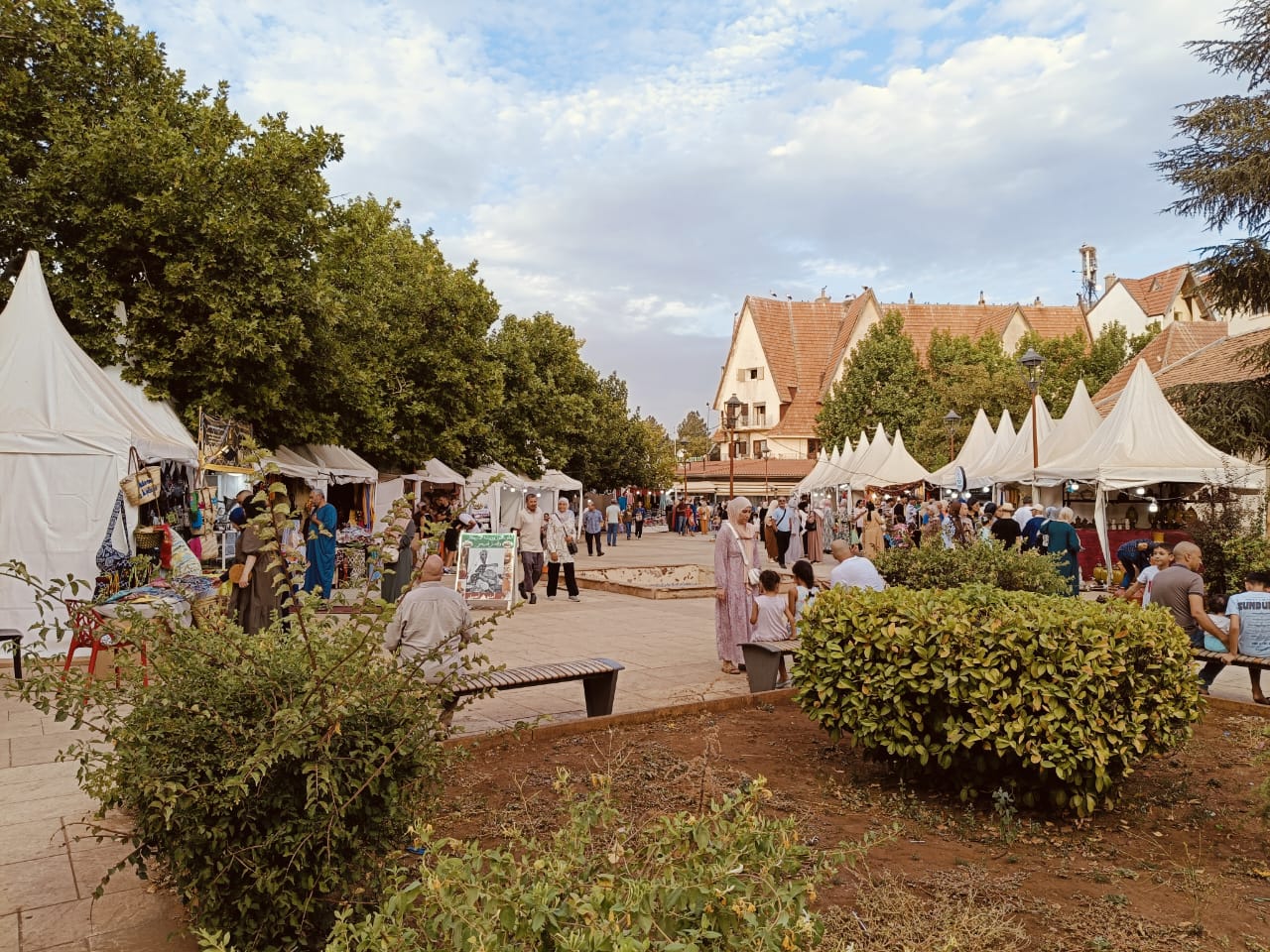 معرض الاقتصاد الاجتماعي التضامني يواكب بفعالية فقرات مهرجان إفران الدولي. معرض الاقتصاد الاجتماعي التضامني يواكب بفعالية فقرات مهرجان إفران الدولي.