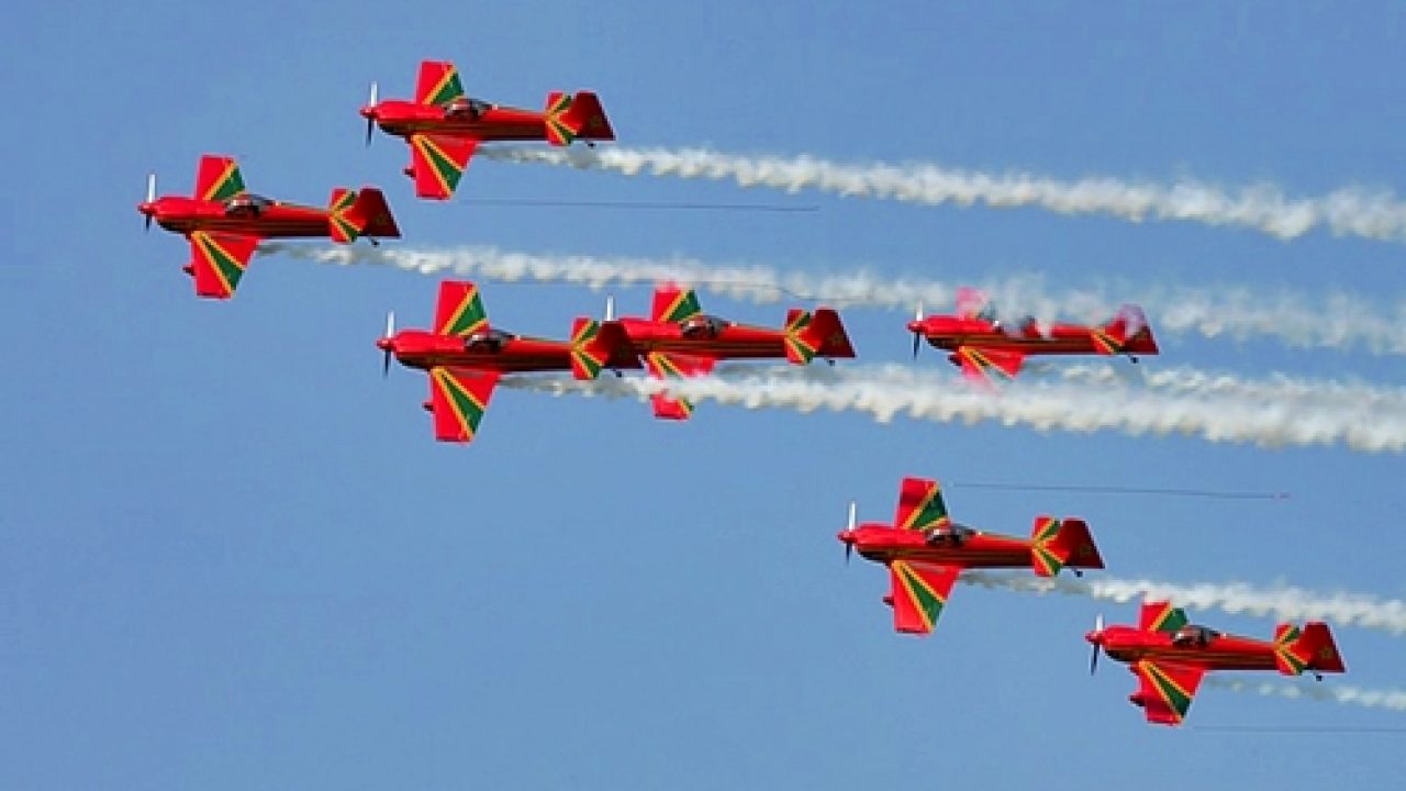 احتفاء بعيد الشباب المجيد .. فرقة “المسيرة الخضراء” للطيران الاستعراضي ترسم لوحات بديعة في سماء شاطئي المضيق ومرتيل