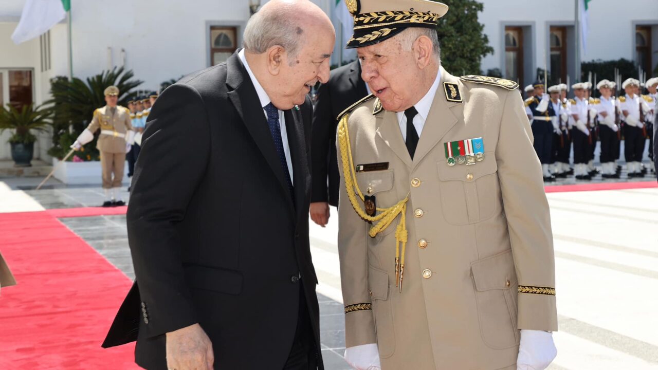 مسرحية 7 شتنبر…نظام العسكر الجزائري يرسل آلاف البطائق الانتخابية المزورة لمرتزقة البوليساريو