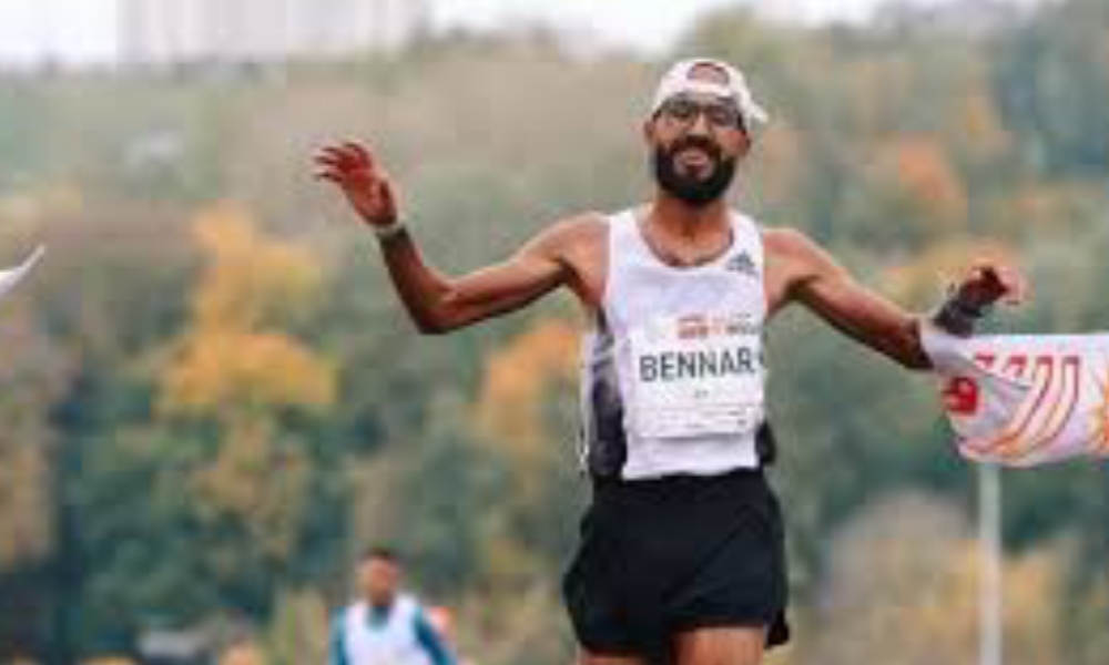 العداء المغربي يونس بنار يفوز بماراطون موسكو