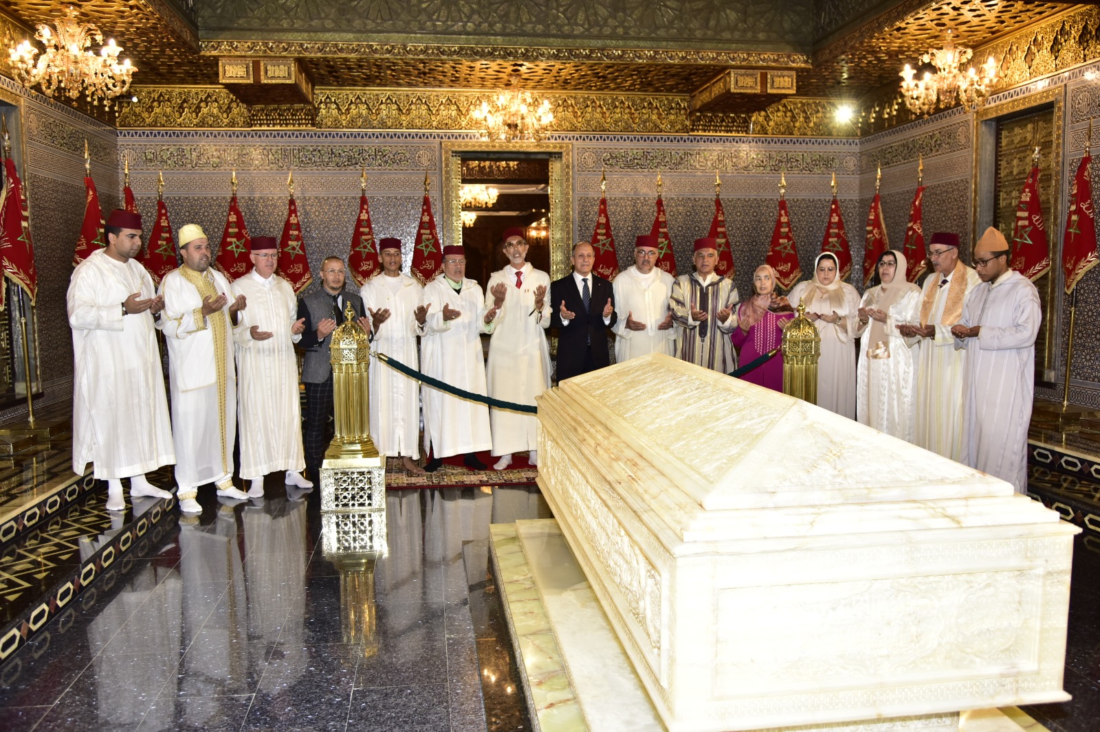 تخليدا للذكرى ال 26 لوفاة الحسن الثاني.. وفد من الهيئة الوطنية لمغاربة العالم يزور ضريح محمد الخامس تخليدا للذكرى ال 26 لوفاة الحسن الثاني.. وفد من الهيئة الوطنية لمغاربة العالم يزور ضريح محمد الخامس