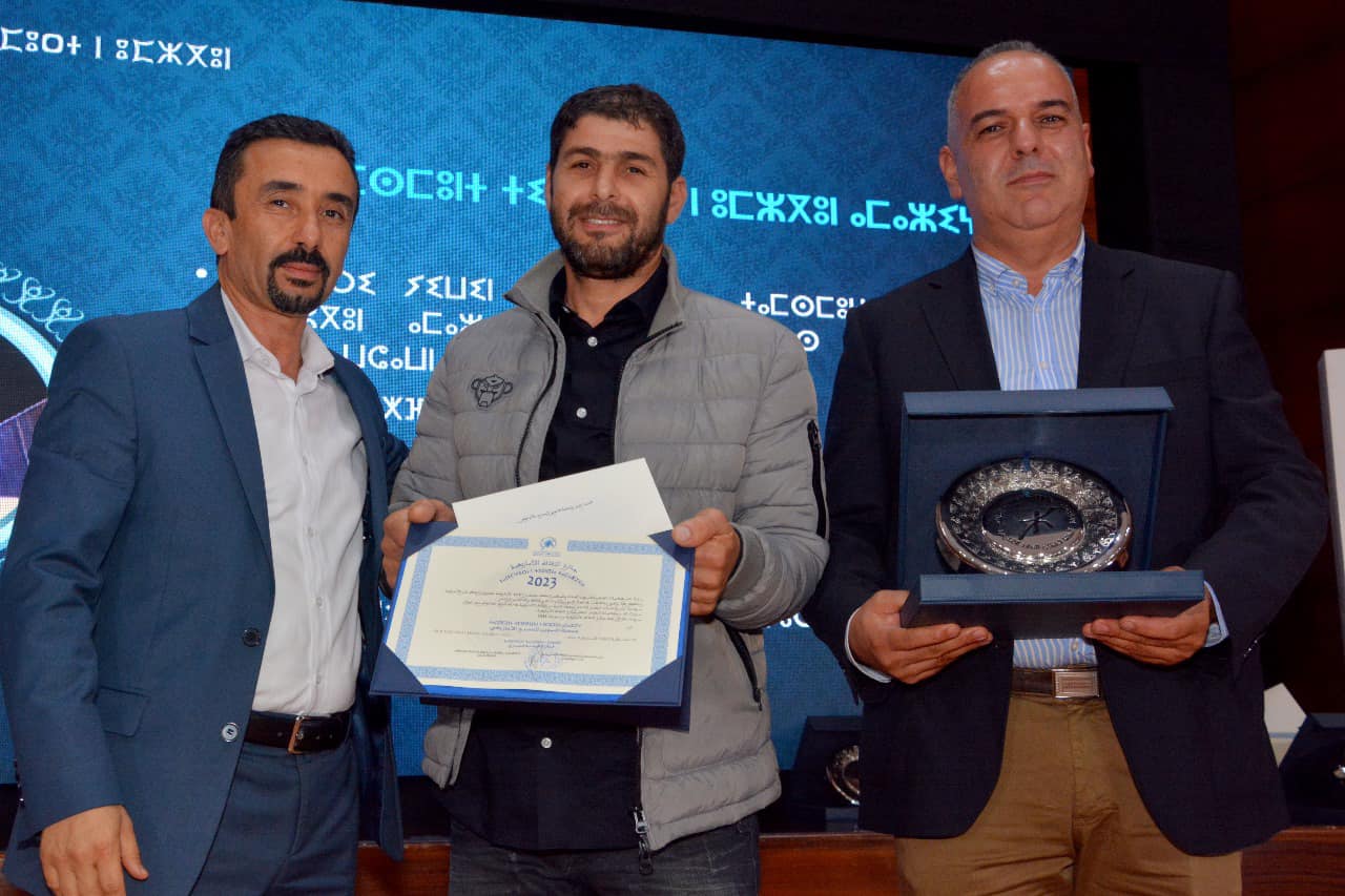 فرقة ثفسوين من الحسيمة تتوج بالجائزة الوطنية للثقافة الامازيغية فرقة ثفسوين من الحسيمة تتوج بالجائزة الوطنية للثقافة الامازيغية