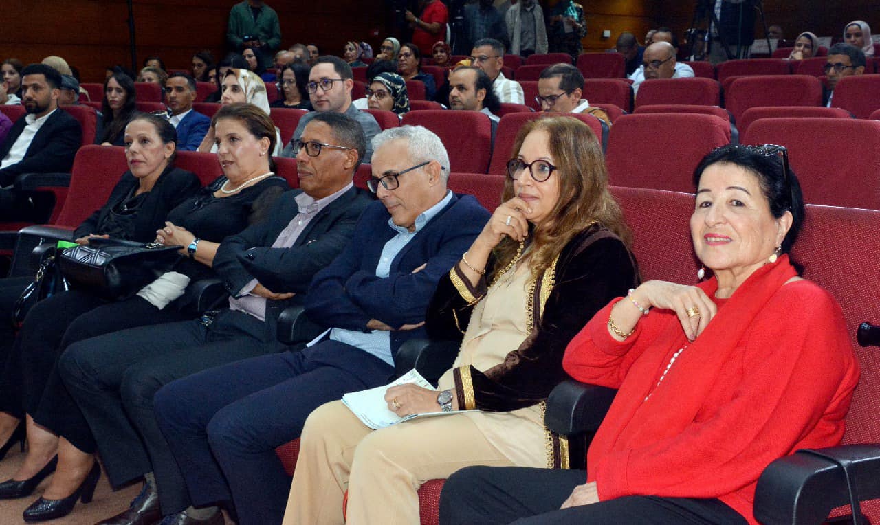 فرقة ثفسوين من الحسيمة تتوج بالجائزة الوطنية للثقافة الامازيغية فرقة ثفسوين من الحسيمة تتوج بالجائزة الوطنية للثقافة الامازيغية