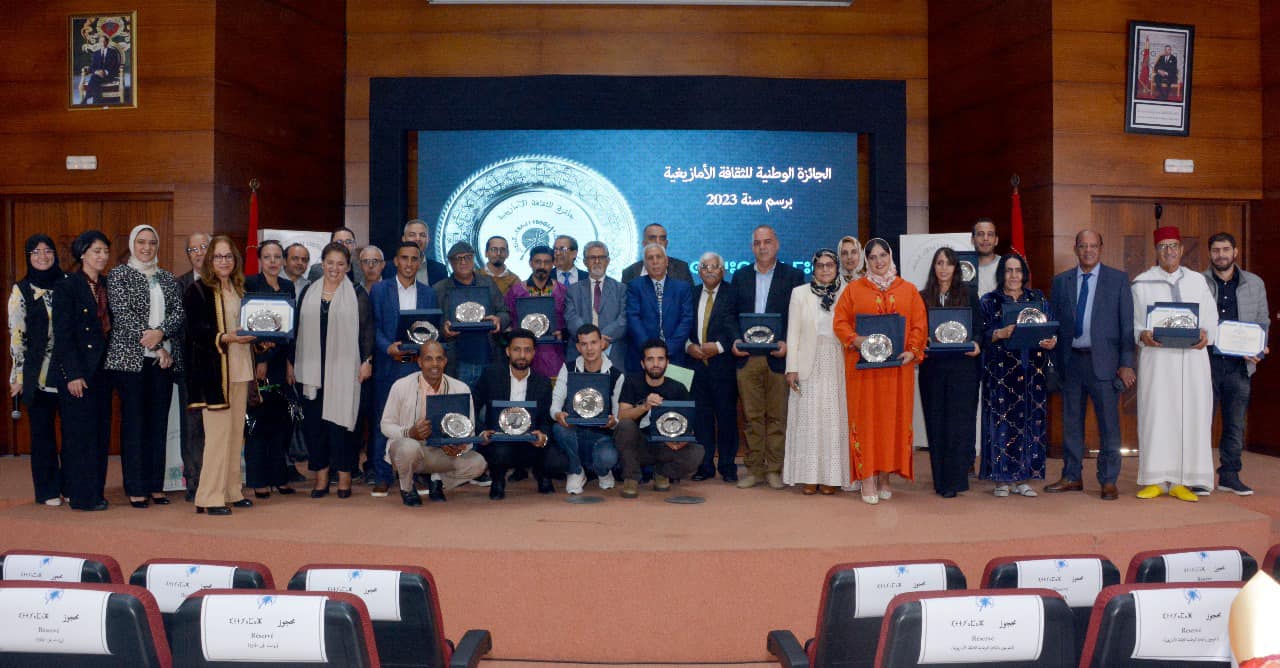 فرقة ثفسوين من الحسيمة تتوج بالجائزة الوطنية للثقافة الامازيغية فرقة ثفسوين من الحسيمة تتوج بالجائزة الوطنية للثقافة الامازيغية