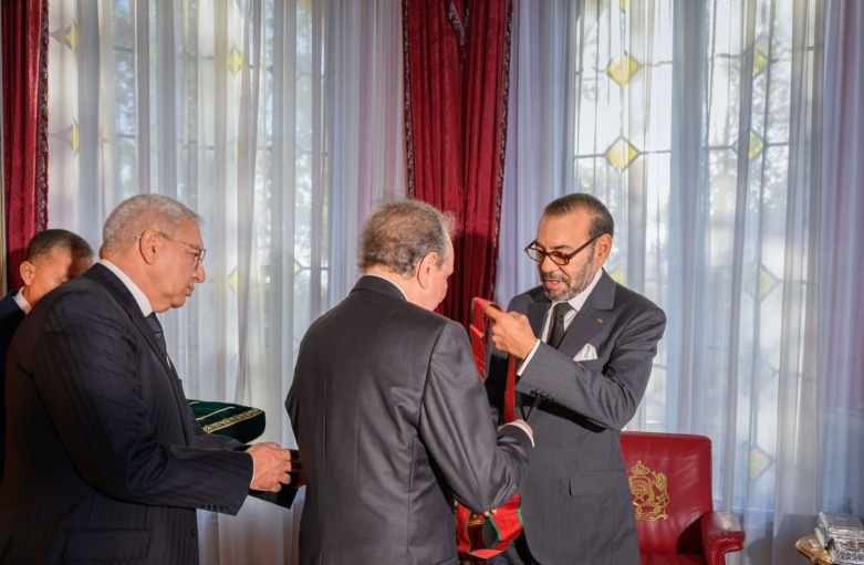 جلالة الملك أعزه الله، يستقبل السيد أحمد لحليمي علمي، المندوب السامي للتخطيط سابقا، ويوشحه بالحمالة الكبرى لوسام العرش