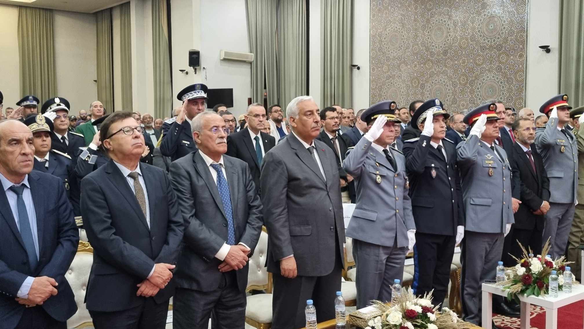 عامل عمالة مكناس السيد عبد الغني الصبار، يترأس مراسيم الإنصات إلى الخطاب الملكي السامي بمناسبة الذكرى 49 للمسيرة الخضراء المظفرة . عامل عمالة مكناس السيد عبد الغني الصبار، يترأس مراسيم الإنصات إلى الخطاب الملكي السامي بمناسبة الذكرى 49 للمسيرة الخضراء المظفرة .