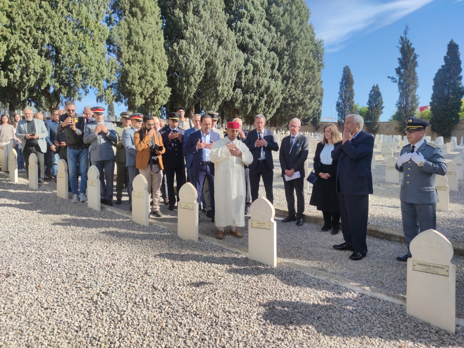 عامل مكناس يزور قبر الجندي المجهول ويترحم على الجنود المغاربة الذين قضو في ساحة الوغى