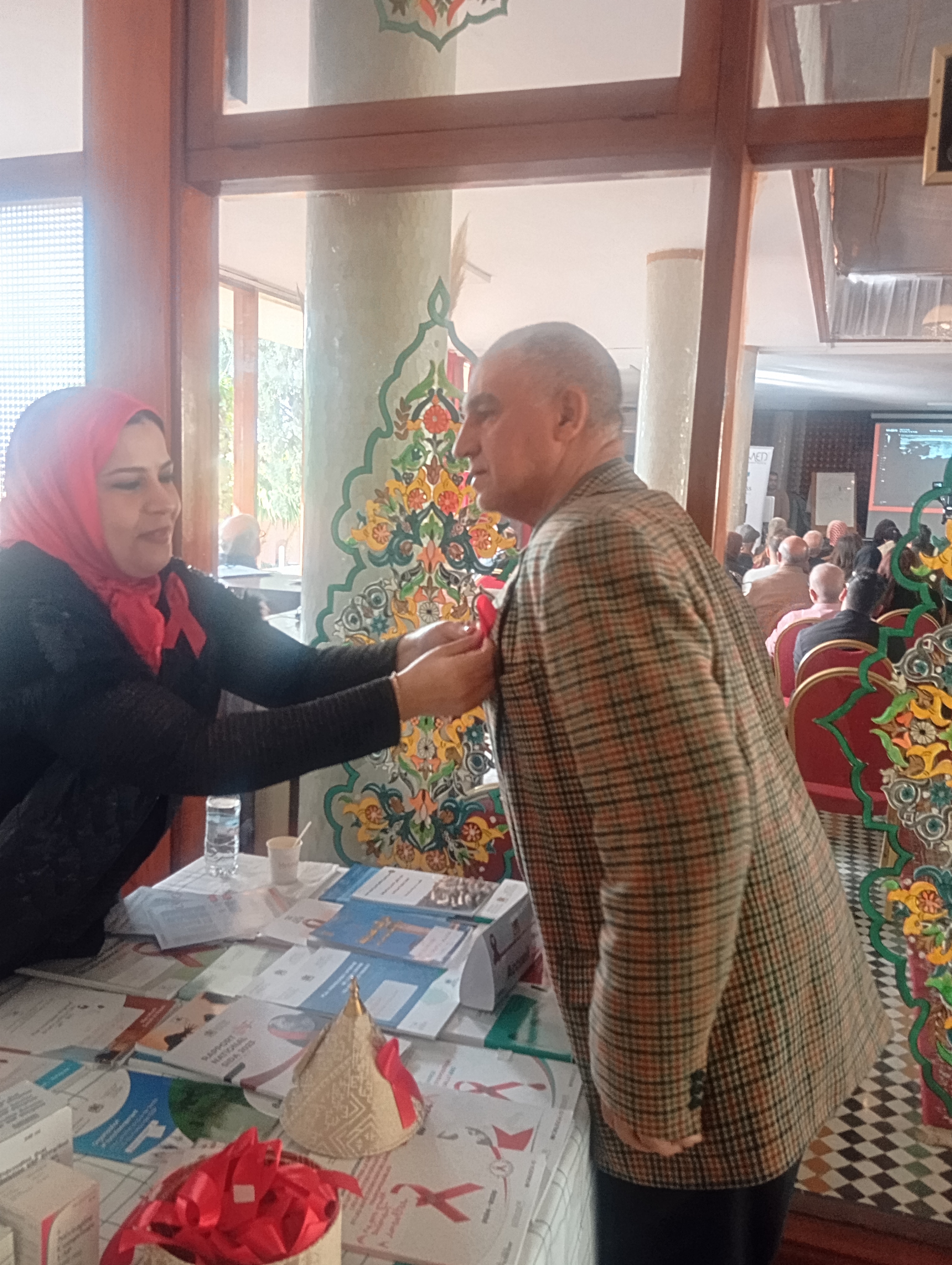 مكناس: المديرية الجهوية للصحة والحماية الاجتماعية بجهة فاس- مكناس تشارك برواق تحسيسي حول داء فقدان المناعة المكتسب على هامش فعاليات النسخة الثالثة لمنتدى جمعية أطباء الاسماعيلية. مكناس: المديرية الجهوية للصحة والحماية الاجتماعية بجهة فاس- مكناس تشارك برواق تحسيسي حول داء فقدان المناعة المكتسب على هامش فعاليات النسخة الثالثة لمنتدى جمعية أطباء الاسماعيلية.