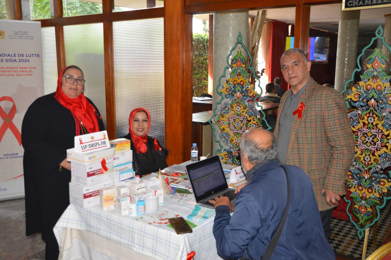 مكناس: المديرية الجهوية للصحة والحماية الاجتماعية بجهة فاس- مكناس تشارك برواق تحسيسي حول داء فقدان المناعة المكتسب على هامش فعاليات النسخة الثالثة لمنتدى جمعية أطباء الاسماعيلية. مكناس: المديرية الجهوية للصحة والحماية الاجتماعية بجهة فاس- مكناس تشارك برواق تحسيسي حول داء فقدان المناعة المكتسب على هامش فعاليات النسخة الثالثة لمنتدى جمعية أطباء الاسماعيلية.