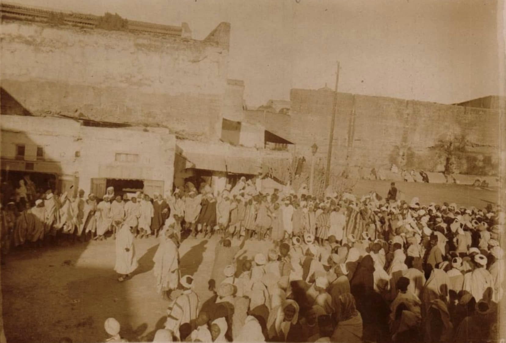 صورتين من مكناس مؤرختان سنة 1915 كما هو مبين في ظهرهما لحفل عيساوة عنذ مرورهم أمام السقاية الكبرى بقصر الجامعي عنذما كانت وظيفته مستشفى لويس العسكري . صورتين من مكناس مؤرختان سنة 1915 كما هو مبين في ظهرهما لحفل عيساوة عنذ مرورهم أمام السقاية الكبرى بقصر الجامعي عنذما كانت وظيفته مستشفى لويس العسكري .