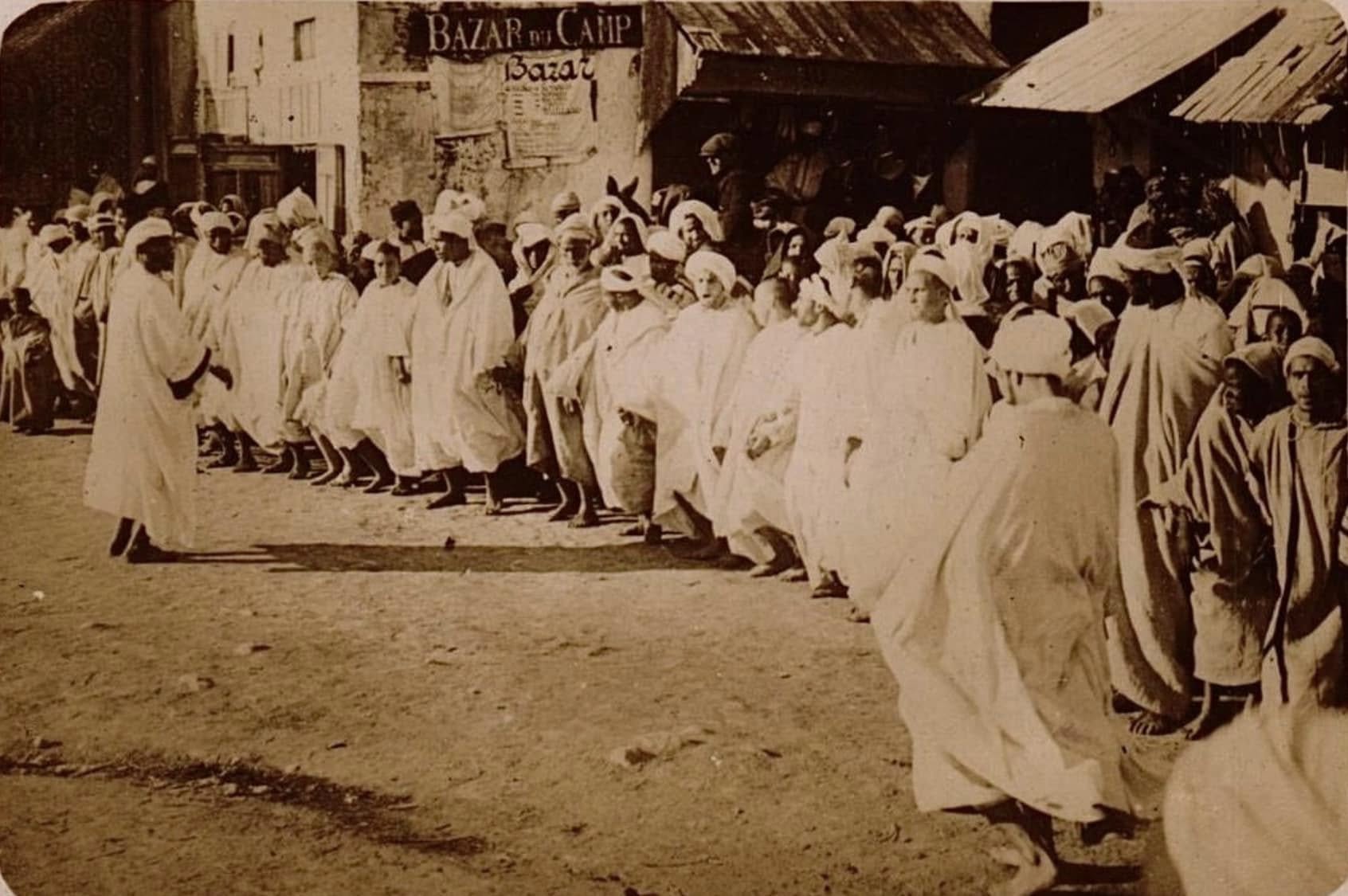 صورتين من مكناس مؤرختان سنة 1915 كما هو مبين في ظهرهما لحفل عيساوة عنذ مرورهم أمام السقاية الكبرى بقصر الجامعي عنذما كانت وظيفته مستشفى لويس العسكري . صورتين من مكناس مؤرختان سنة 1915 كما هو مبين في ظهرهما لحفل عيساوة عنذ مرورهم أمام السقاية الكبرى بقصر الجامعي عنذما كانت وظيفته مستشفى لويس العسكري .