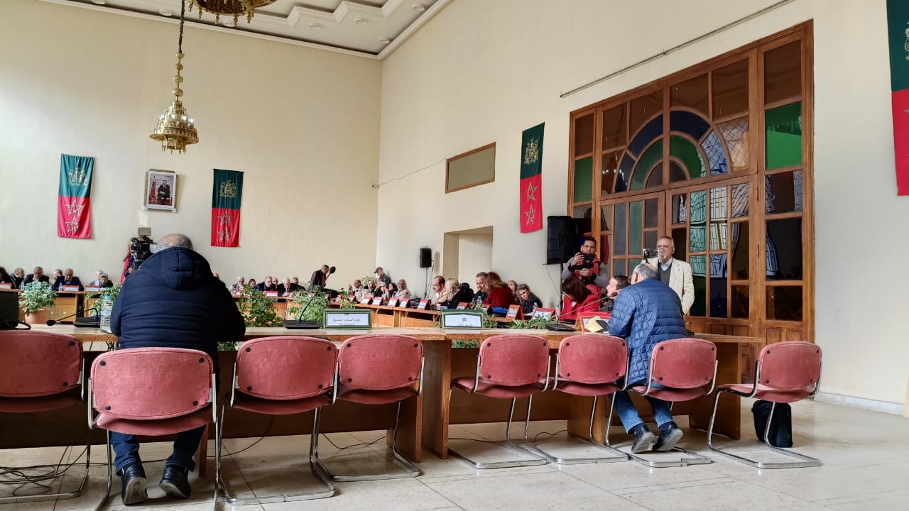 على مسؤوليتي: الدورة الاستثنائية لمجلس جماعة مكناس والأداء غير المسموع.