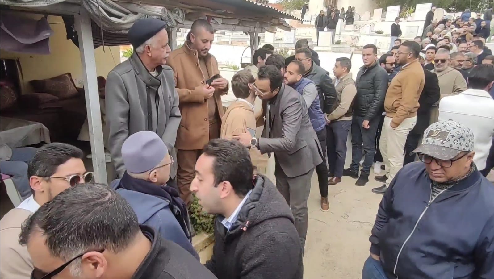 جواد الشامي يودع أهل مكناس في جنازة التأمت فيها كل أطياف القوى الحية وطنيا ومحليا جواد الشامي يودع أهل مكناس في جنازة التأمت فيها كل أطياف القوى الحية وطنيا ومحليا