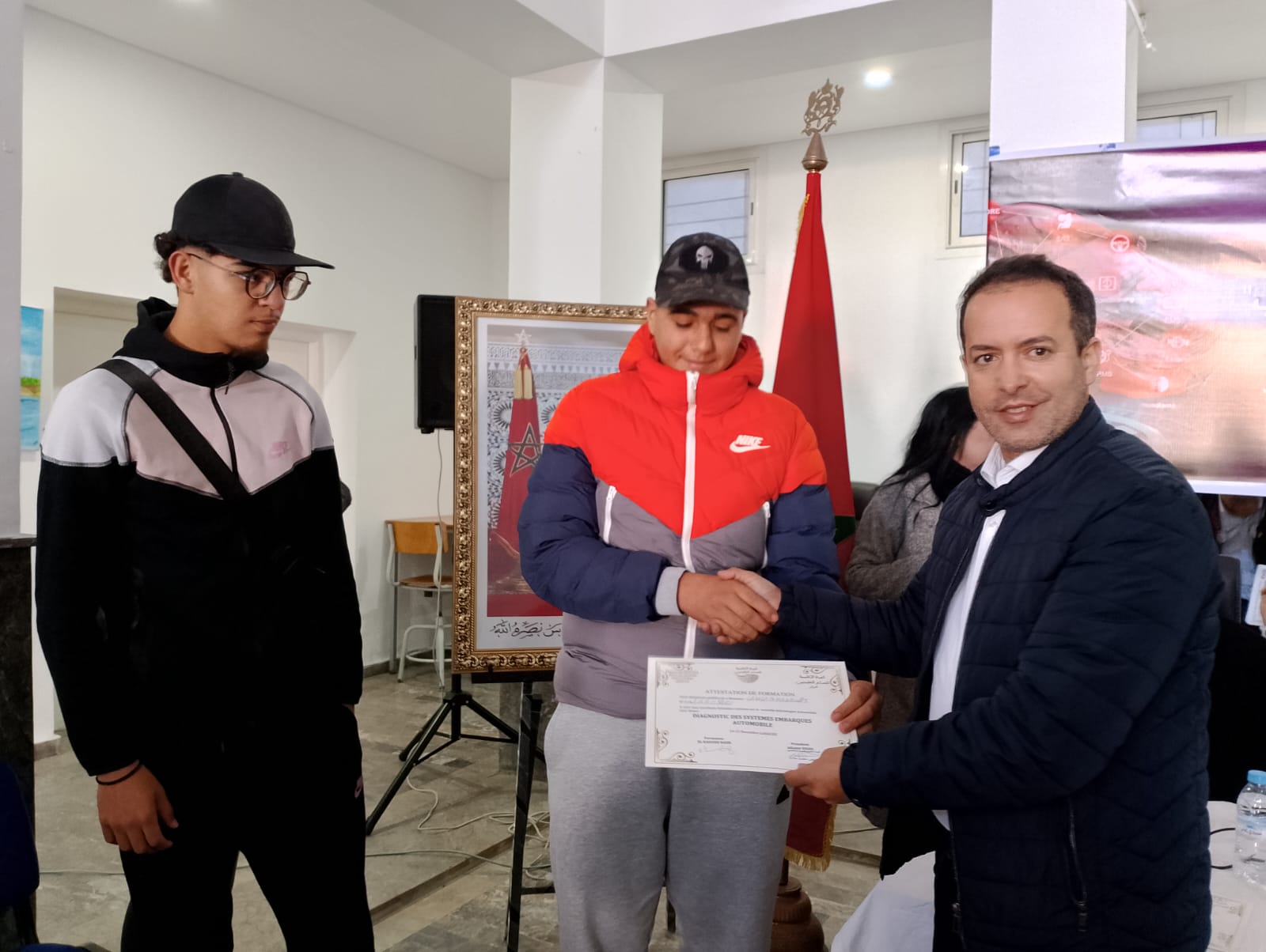 توزيع شواهد الدورة التكوينية المتخصصة في تشخيص أعطاب السيارات بالحاسوب