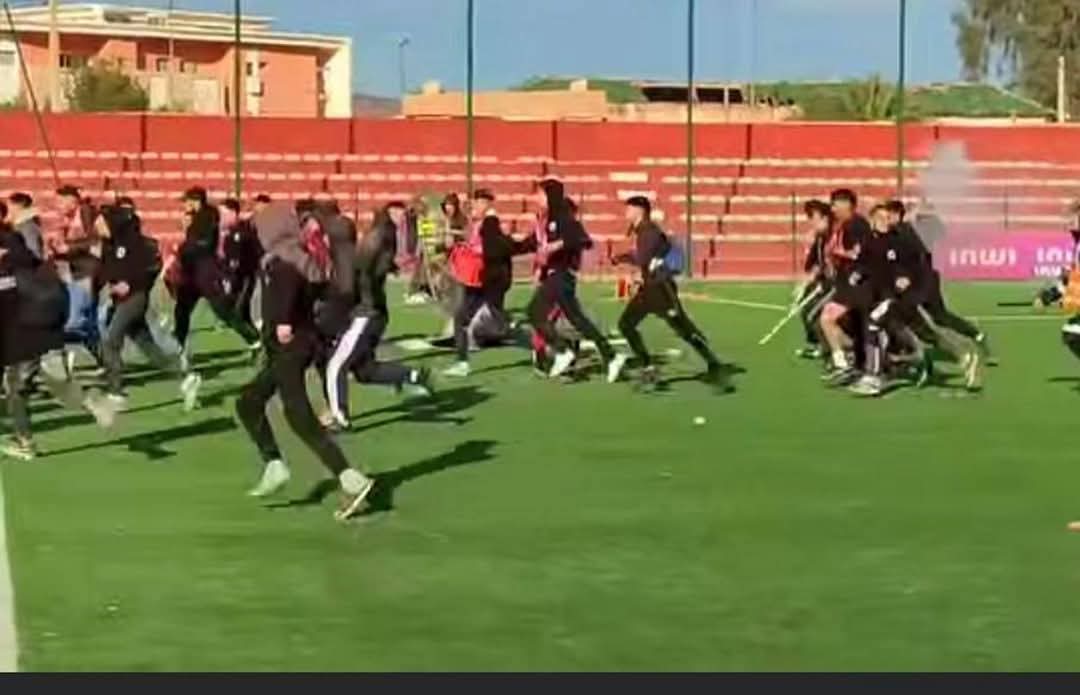 أحداث شغب خطيرة بين جماهير شباب أطلس خنيفرة و ضيفه الكوكب المراكشي على أرضية ملعب خنيفرة أحداث شغب خطيرة بين جماهير شباب أطلس خنيفرة و ضيفه الكوكب المراكشي على أرضية ملعب خنيفرة