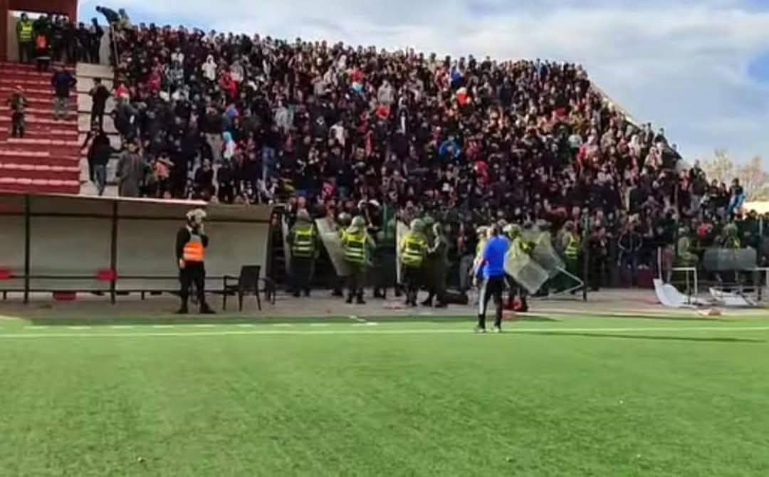 أحداث شغب خطيرة بين جماهير شباب أطلس خنيفرة و ضيفه الكوكب المراكشي على أرضية ملعب خنيفرة أحداث شغب خطيرة بين جماهير شباب أطلس خنيفرة و ضيفه الكوكب المراكشي على أرضية ملعب خنيفرة