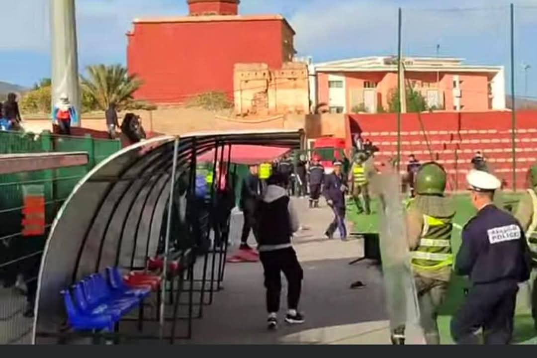 أحداث شغب خطيرة بين جماهير شباب أطلس خنيفرة و ضيفه الكوكب المراكشي على أرضية ملعب خنيفرة أحداث شغب خطيرة بين جماهير شباب أطلس خنيفرة و ضيفه الكوكب المراكشي على أرضية ملعب خنيفرة