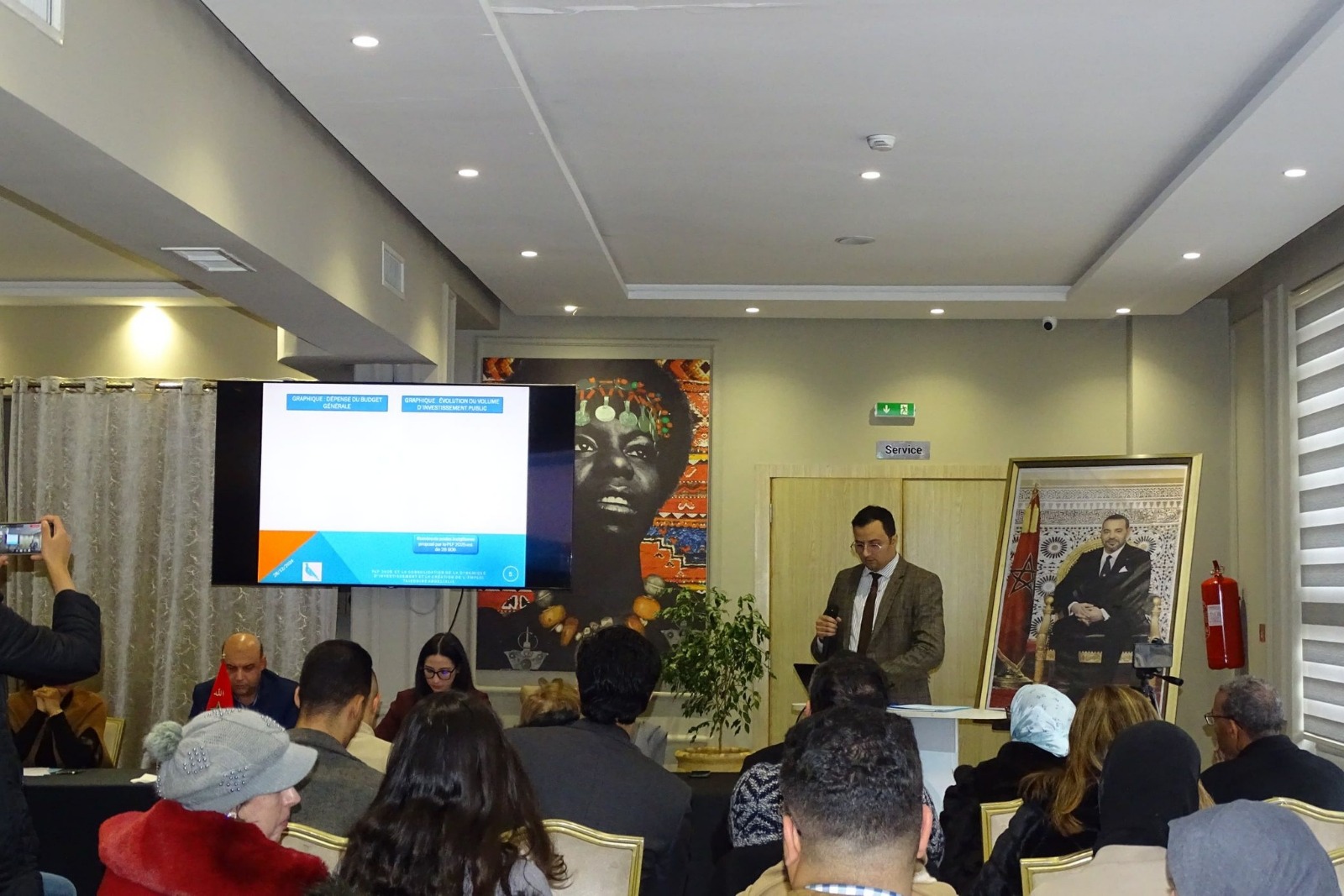 في لقاء دراسي لهيئة المتصرفين والأطر الإدارية لحزب التجمع الوطني للأحرار بمكناس... خبراء واقتصاديون يناقشون آفاق تنزيل قانون المالية 2025 بمكناس