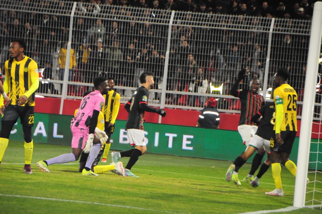 بالملعب الشرفي بمكناس لجيش الملكي يفوز على مانيما الكونغولي ويعزز موقعه في الصدارة بالملعب الشرفي بمكناس لجيش الملكي يفوز على مانيما الكونغولي ويعزز موقعه في الصدارة