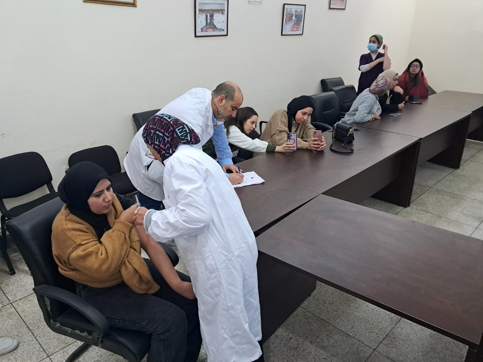 تدابير وقائية وحملة تلقيح واسعة ضد الحصبة بين العاملين بمستشفى محمد الخامس بمكناس تدابير وقائية وحملة تلقيح واسعة ضد الحصبة بين العاملين بمستشفى محمد الخامس بمكناس