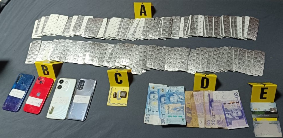 توقيف خمسة أشخاص من قبل الشرطة للاشتباه في تورطهم في حيازة وترويج المخدرات والمؤثرات العقلية.