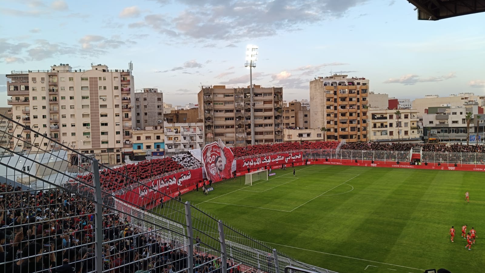 الكوديم والكرياج المعيق للرؤية الرياضية بالملعب الشرفي. الكوديم والكرياج المعيق للرؤية الرياضية بالملعب الشرفي.