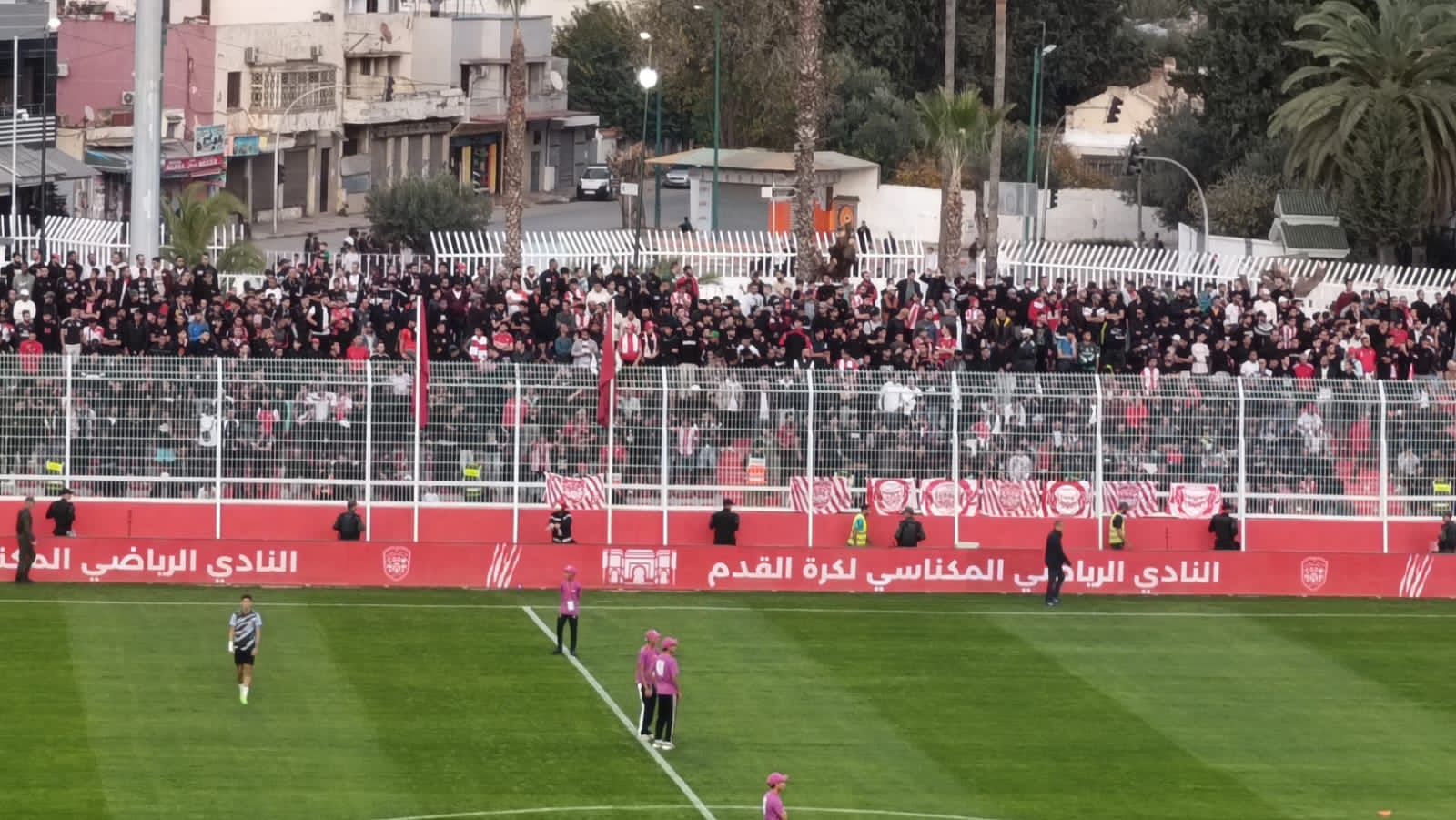 الكوديم والكرياج المعيق للرؤية الرياضية بالملعب الشرفي.