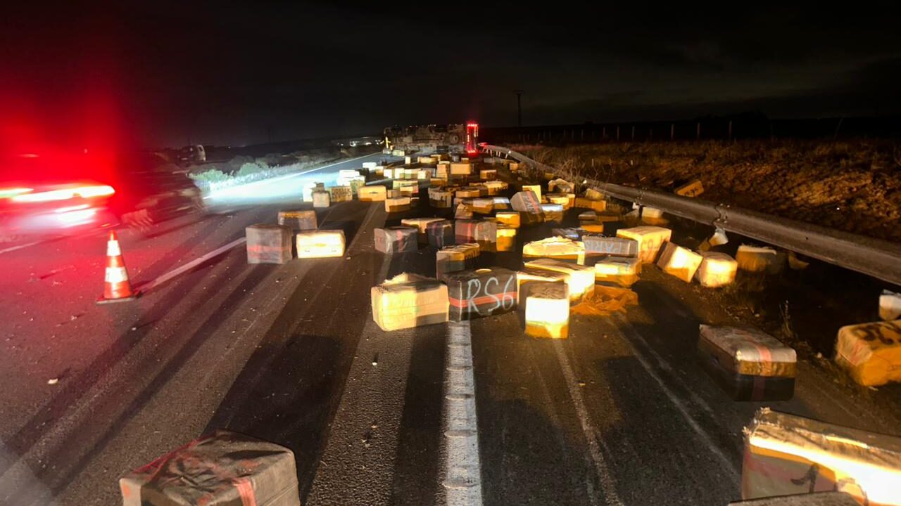 كانت محملة بحوالي 16 طنًا من المخدرات.. انقلاب شاحنة بين مكناس ومجاط