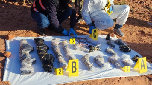 تفكيك خلية إرهابية مرتبطة بـ”داعش”.. رصد معلومات ميدانية حول وجود منطقة جبلية يشتبه في تسخيرها كقاعدة خلفية للدعم اللوجيستيكي بالأسلحة لهذه الخلية لتنفيذ مخططاتها الإرهابية (بلاغ) تفكيك خلية إرهابية مرتبطة بـ”داعش”.. رصد معلومات ميدانية حول وجود منطقة جبلية يشتبه في تسخيرها كقاعدة خلفية للدعم اللوجيستيكي بالأسلحة لهذه الخلية لتنفيذ مخططاتها الإرهابية (بلاغ)