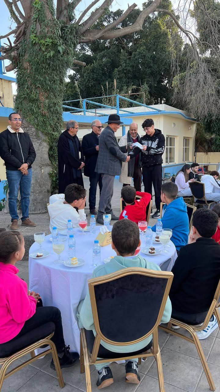 المكتب المديري لجمعية النادي الرياضي المكناسي يكافئ سباحي النادي  تقديرا لإنجازاتهم في البطولة الشتوية .