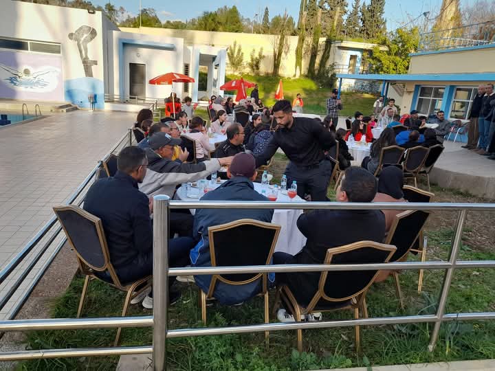 المكتب المديري لجمعية النادي الرياضي المكناسي يكافئ سباحي النادي  تقديرا لإنجازاتهم في البطولة الشتوية .