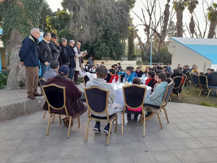 المكتب المديري لجمعية النادي الرياضي المكناسي يكافئ سباحي النادي  تقديرا لإنجازاتهم في البطولة الشتوية .