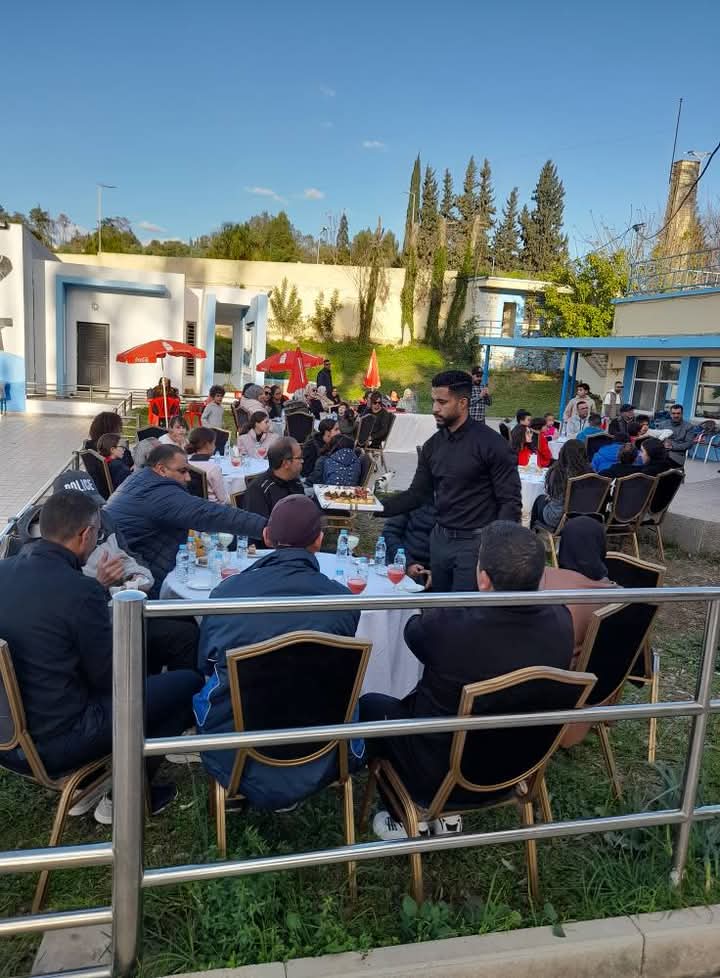 المكتب المديري لجمعية النادي الرياضي المكناسي يكافئ سباحي النادي  تقديرا لإنجازاتهم في البطولة الشتوية .