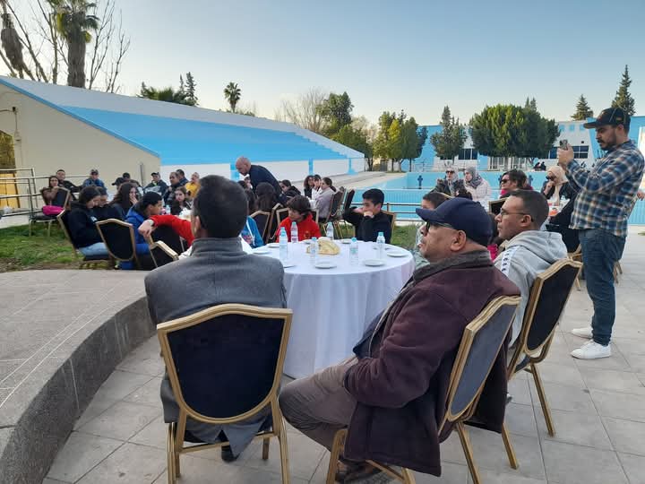 المكتب المديري لجمعية النادي الرياضي المكناسي يكافئ سباحي النادي  تقديرا لإنجازاتهم في البطولة الشتوية .