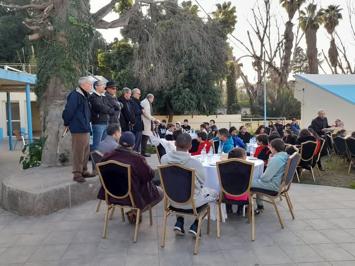 المكتب المديري لجمعية النادي الرياضي المكناسي يكافئ سباحي النادي  تقديرا لإنجازاتهم في البطولة الشتوية .