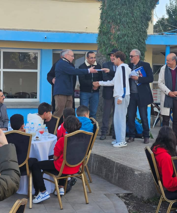 المكتب المديري لجمعية النادي الرياضي المكناسي يكافئ سباحي النادي  تقديرا لإنجازاتهم في البطولة الشتوية .