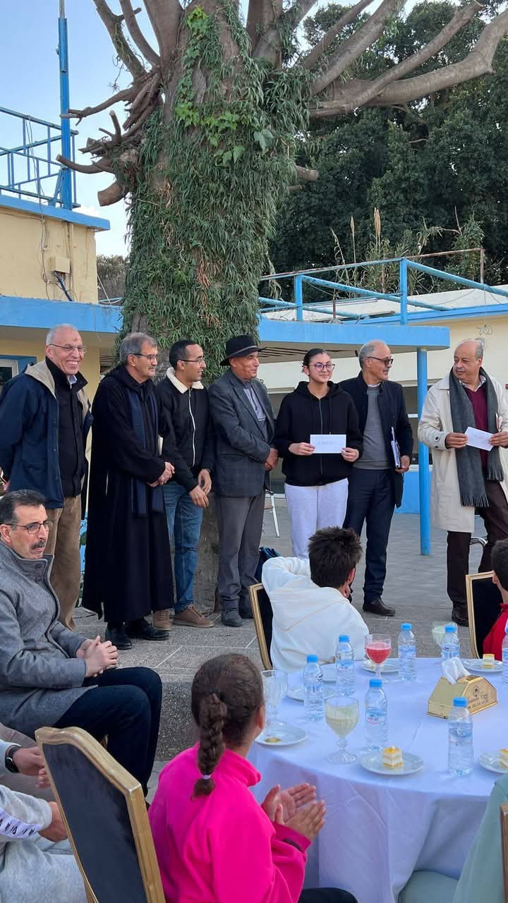 المكتب المديري لجمعية النادي الرياضي المكناسي يكافئ سباحي النادي  تقديرا لإنجازاتهم في البطولة الشتوية .