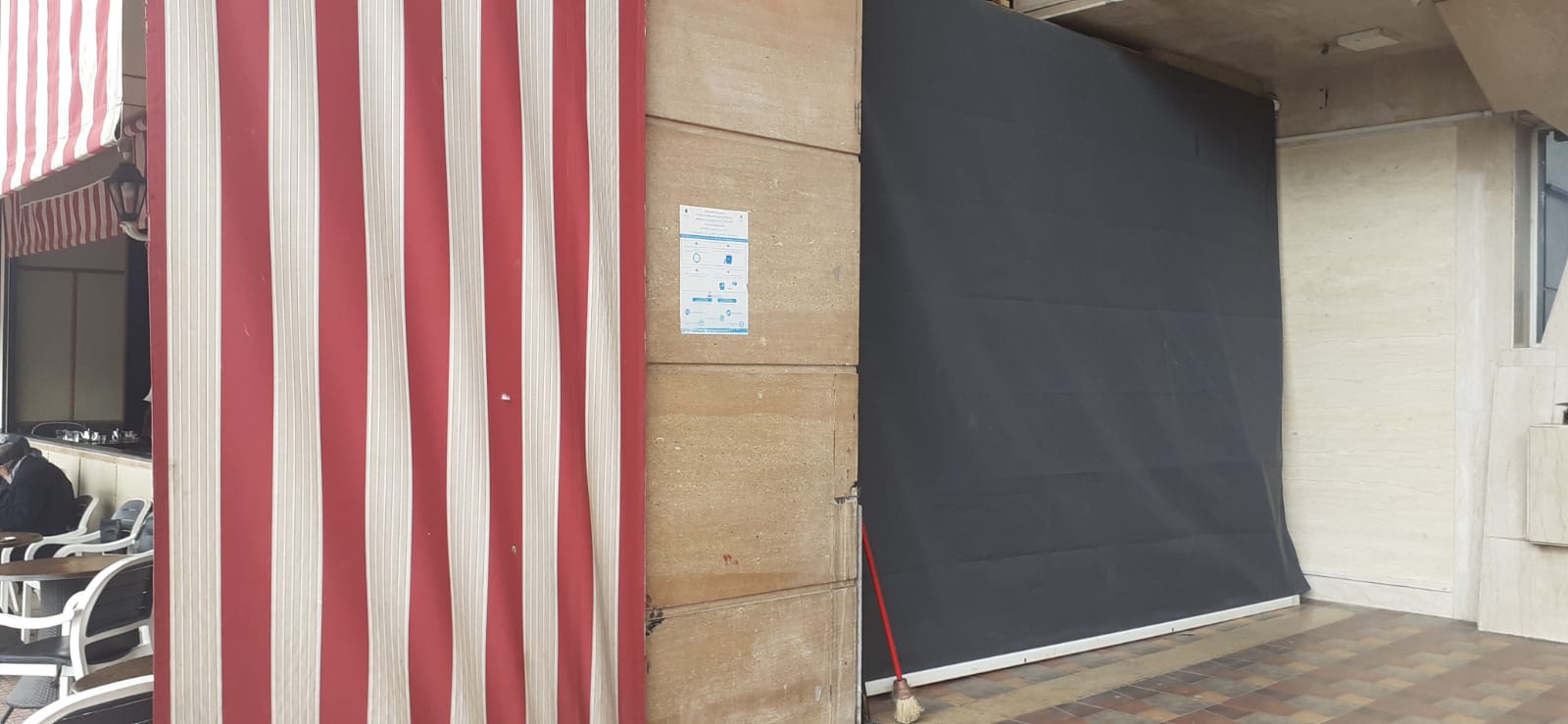 إقامة بالمدينة الجديدة تتواجد بساحة الوحدة الإفريقية تشتكي من مقهى تحتل عموم ممر الراجلين.