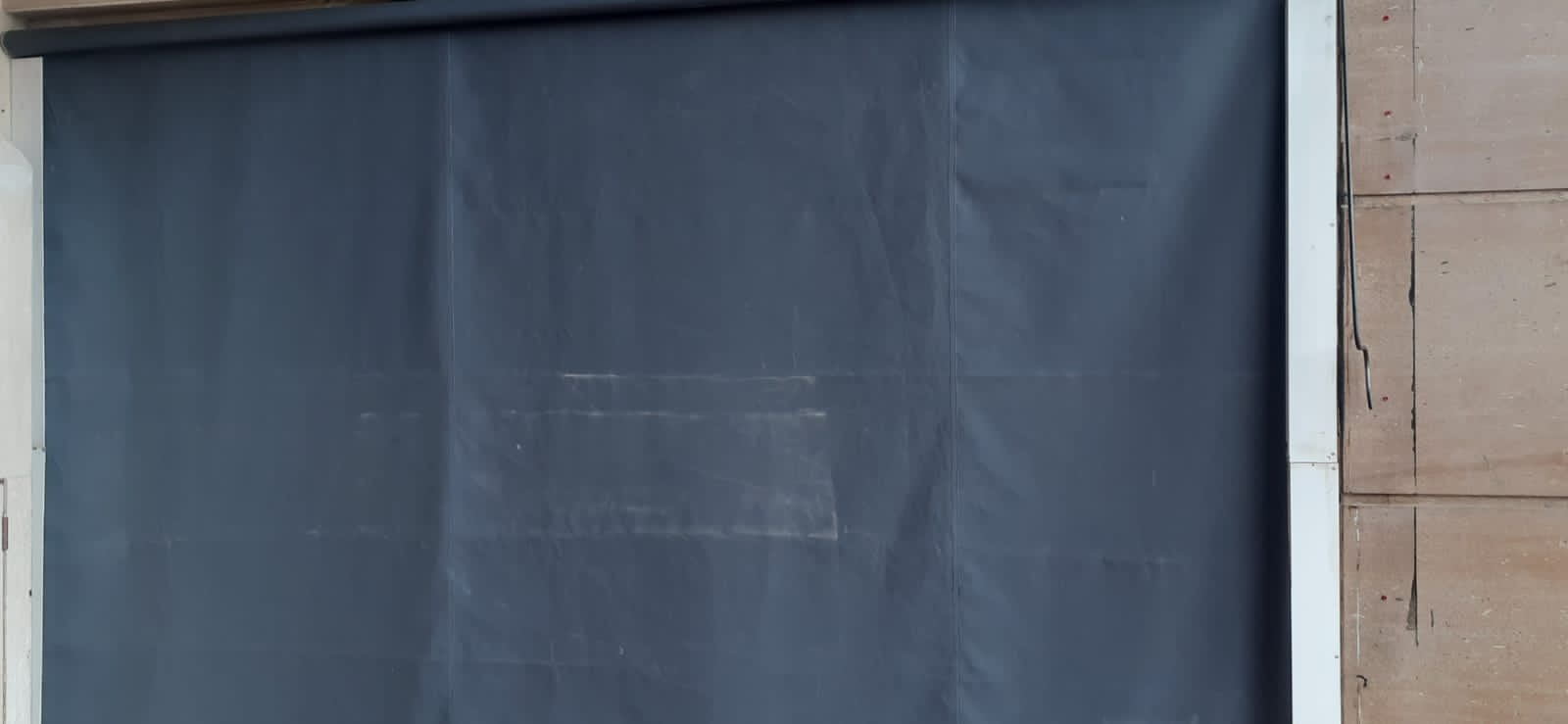 إقامة بالمدينة الجديدة تتواجد بساحة الوحدة الإفريقية تشتكي من مقهى تحتل عموم ممر الراجلين.