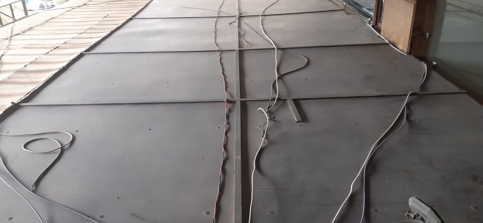 إقامة بالمدينة الجديدة تتواجد بساحة الوحدة الإفريقية تشتكي من مقهى تحتل عموم ممر الراجلين.