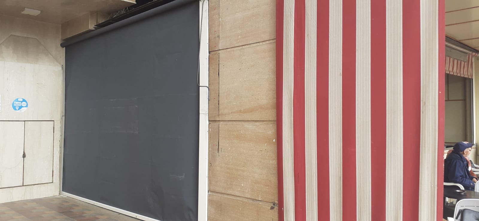 إقامة بالمدينة الجديدة تتواجد بساحة الوحدة الإفريقية تشتكي من مقهى تحتل عموم ممر الراجلين.